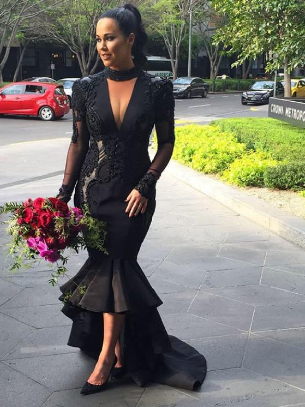 Tampak depan gaun hitam indah ini. (via: boredpanda.com)