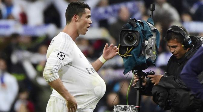 Real Madrid menang agregat 3-2 atas Wolfsburg berkat tiga gol Cristiano Ronaldo pada leg kedua perempat final Liga Champions di Stadion Santiago Bernabeu, Madrid, (12/4/2016). (AFP/Pierre-Philippe Marcou)