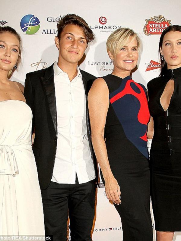 Yolanda Hadid bersama ketiga anaknya (via dailymail)