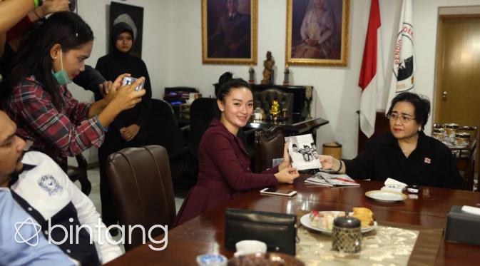 Foto Zaskia Gotik dan Julia Perez berkunjung kerumah Rachmawati Soekarnoputri (Andy Masela/bintang.com)