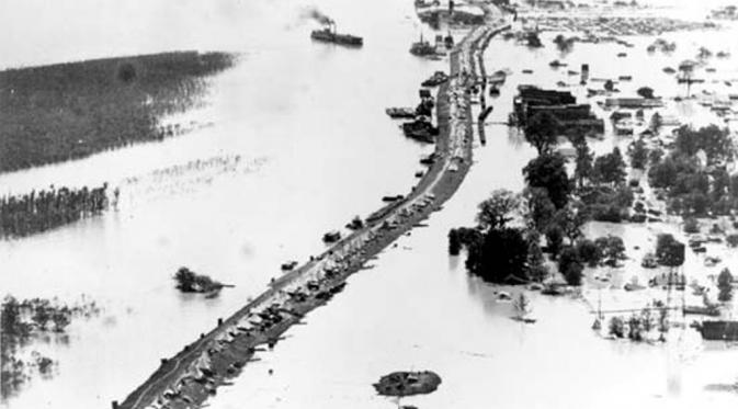 Korban banjir Mississippi berkemah di atas tanggul (U.S. Army Corps of Engineers)