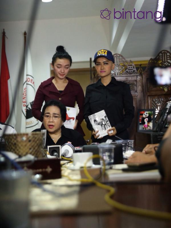 Zaskia Gotik terlihat mengantuk didapingi Julia Perez usai menerima buku tentang Pancasila dari Rachmawati Soekarnoputri. (Andy Masela/Bintang.com)