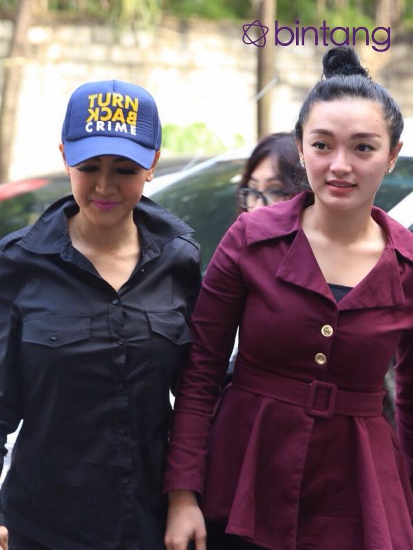 Julia Perez dampingi Zaskia Gotik menghadap Rachmawati Soekarnoputri. (Andy Masela/Bintang.com)