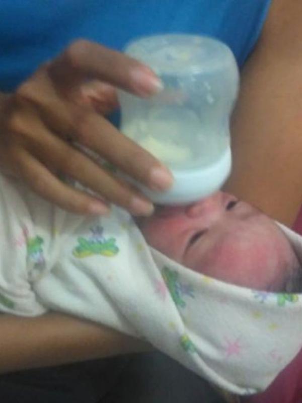 Bayi malang ini ditemukan tengkurap di belakang rumah kosong perumahan D'cluster Jatiasih. (Via: facebook.com/inayah.tunjinah.3)