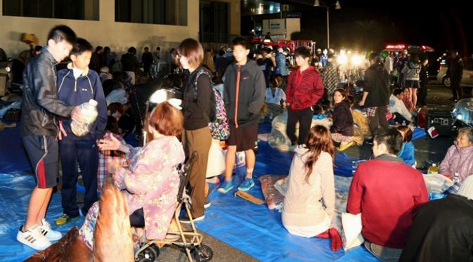Sebagian warga Kota Mashiki, Prefektur Kumamoto, Jepang, dievakuasi usai gempa mengguncang. (Reuters/Kyodo)