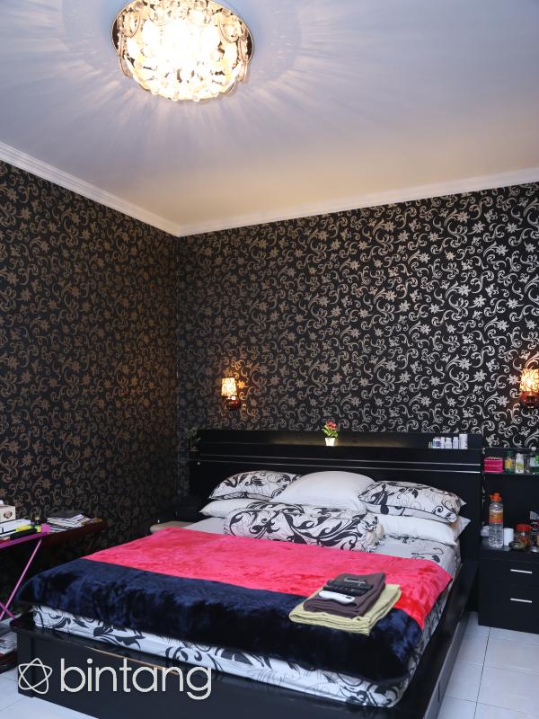 Kamar tidur utama yang didominasi dengan warna hitam. (Nurwahyunan/Bintang.com)