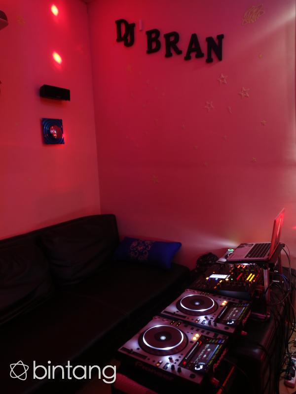 Ruang DJ yang merupakan tempat favorit Rizal Djibran. (Nurwahyunan/Bintang.com)