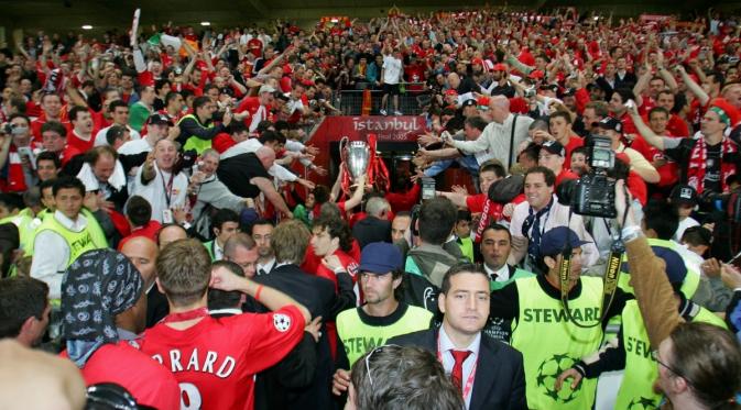 Steven Gerrard usai membawa Liverpool meraih trofi Liga Champions 2005 setelah mengalahkan AC Milan, di Ataturk Olympic Stadium, Istanbul. (UEFA).
