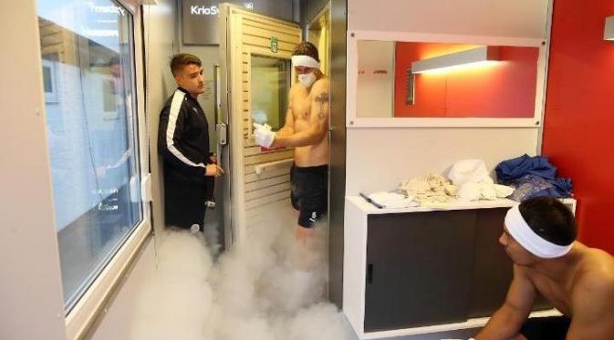Para pemain Leicester City sedang berada di dalam ruang Cryotherapy untuk menjaga kondisi fisiknya. (Telegraph). 