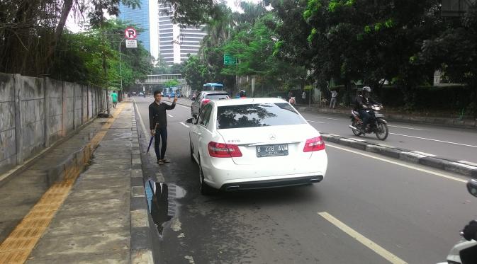Sebagian joki 3 in 1 tidak mengetahui bahwa Pemprov DKI Jakarta memperpanjang uji coba penghapusan sistem berkendara 3 penumpang (Liputan6.com/Ahmad Romadoni)