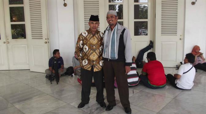 Staf SDM BPK Imam Supriadi (kanan) di kantor Gubernur DKI Jakarta Ahok. (Facebook)