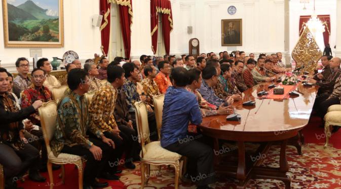 Pertemuan perwakilan klub-klub sepak bola Indonesia dengan Presiden RI, Joko Widodo, di Istana Merdeka, Jumat (15/4/2016). (Bola.com/Nicklas Hanoatubun)