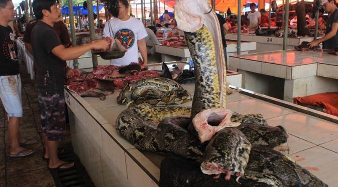 Pasar ekstrem di Tomohon, Manado, menjual daging hewan yang tak lazim untuk dikonsumsi.