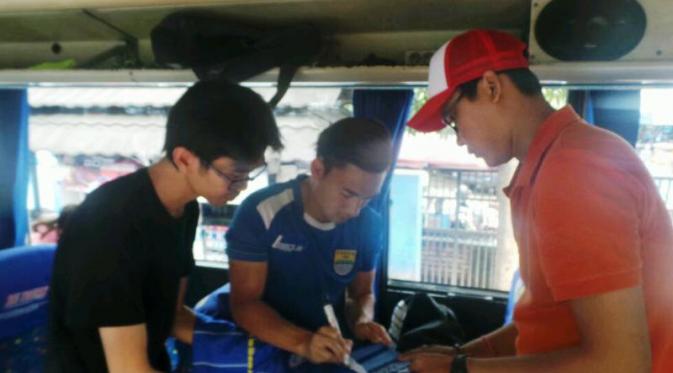 Forum Pewarta Persib (FPP) mengagas lelang seragam dan barang pemain Persib Bandung untuk membantu bobotoh cilik korban tabrak lari.
