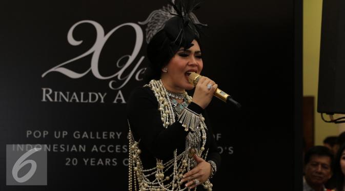 Penyanyi Syahrini membawakan 2 lagu dalam pembukaan Pop Up Gallery Senayan City, Jakarta (15/4). Fashion Nation tahun ini sekaligus merayakan 20 tahun perjalanan karier Rinaldy A Yunardi dalam industri fesyen Indonesia. (Liputan6.com/Herman Zakharia)