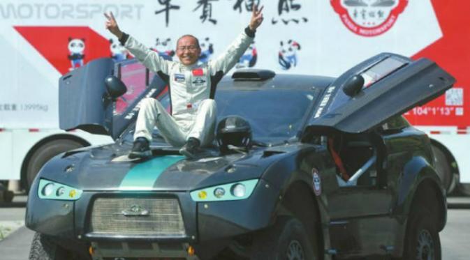 Liang Yuxiang juga menjajal kemampuannya dalam kompetisi balap mobil paling ekstrem se-China.(Whatsonweibo.com)