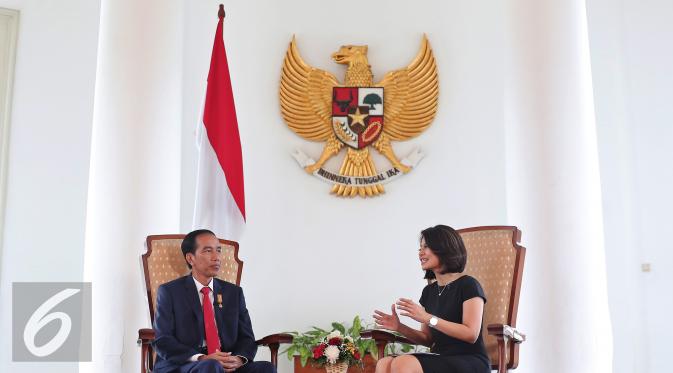 Presiden RI Joko Widodo saat wawancara khusus dengan group SCTV di Istana Bogor, Jawa Barat, Sabtu (16/4). Jokowi membeberkan semua program kerja pemerintahannya dan menjelaskan sikap tegas pemerintah atas tindakan terorisme. (Liputan6.com/Angga Yunair)