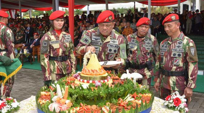 Panglima TNI Jenderal Gatot Nurmantyo memotong tumpeng pada acara Peringatan HUT ke-64 Kopassus di Markas Komando Kopassus, Cijantung, Jakarta Timur. (Puspen TNI)