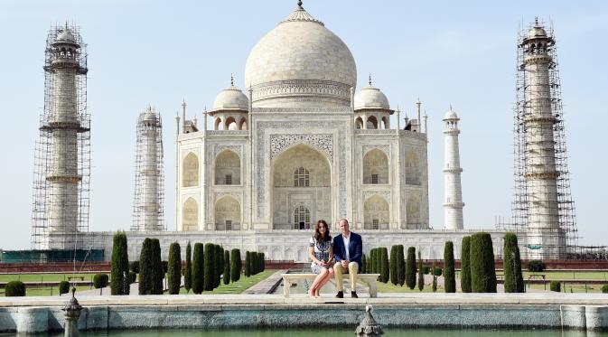 Pangeran William dan istrinya duduk di bangku Taj Mahal, di tempat yang pernah diduduki Diana (Reuters)