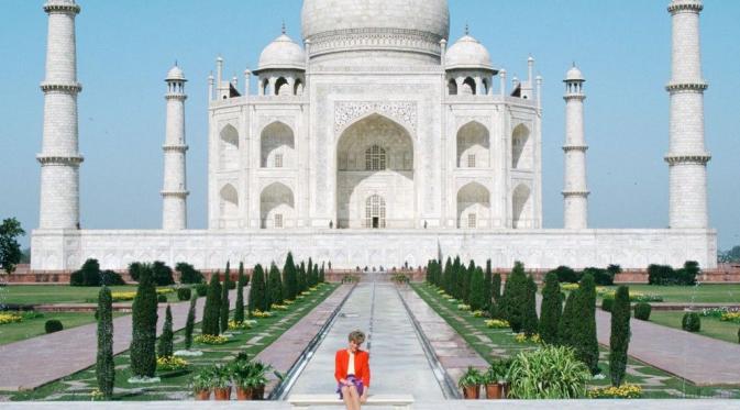 Foto ikonik Putri Diana di depan Taj Mahal (Reuters)