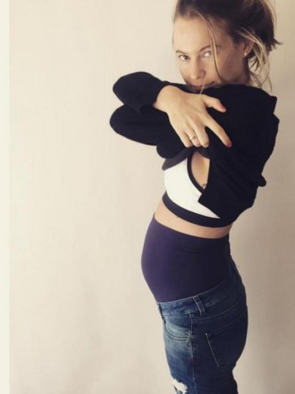 Behati Prinsloo pamer perut hamilnya. (Instagram)