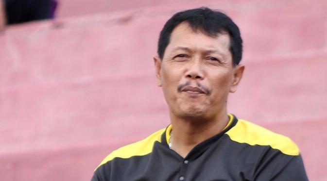 Mantan pelatih Perseru Serui, Agus Setiyono. (Bola.com/Robby Firly)