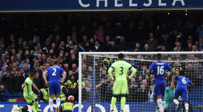 Penalti Aguero membawa Manchester City menang 3-0 atas Chelsea akhir pekan lalu. (Reuters)