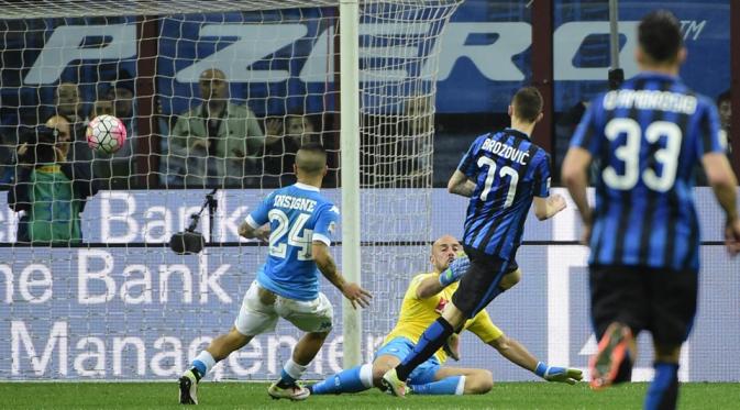 Gelandang Inter Milan,  Marcelo Brozovic, saat melepaskan tendangan yang berujung gol ke gawang Napoli, pada pertandingan lanjutan Serie A, di Stadion Giuseppe Meazza, Sabtu atau Minggu (17/4/2016) dini hari WIB. (AFP/Olivier Morin).