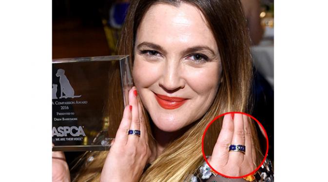 Drew Barrymore mengenakan cincin baru pada jari manisnya. (eonline.com)