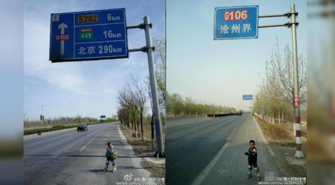 Setibanya di kota baru, Zhang mengambil foto anaknya di atas plang jalan raya sebagai bukti dan kenang-kenangan dari perjalanan mereka bersama. (Shanghaiist)