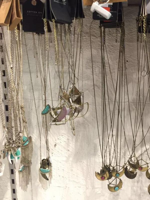 Bagi kamu para pecinta kalung, wajib kunjungin Cotton On, kalung yang dijual disana harganya tak lebih dari 200 ribu, contohnya kalung ini hanya seharga 130 ribu. (via: istimewa)