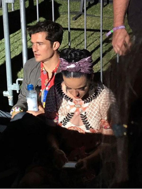 Katy Perry pamer kemesraan bersama Orlando Bloom di acara Coachella (via E!News)