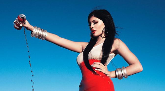 Kylie Jenner memperlihatkan selera berpakaiannya yang unik dalam Coachella 2016. 
