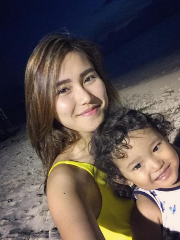 Ayu Ting Ting berpose bersama anaknya, Bilqis saat liburan (Instagram)