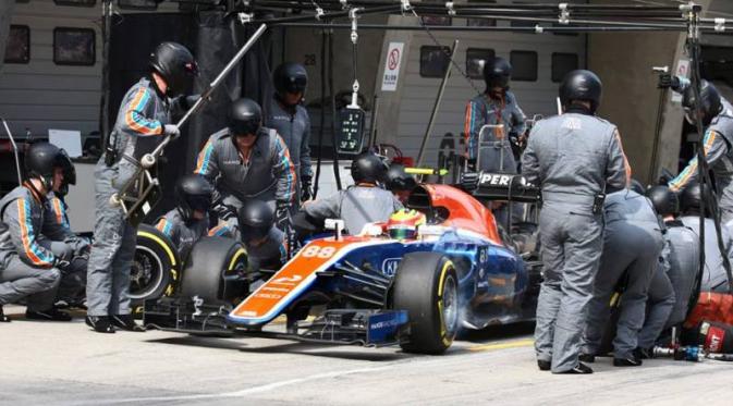 Crew Manor Racing sedang menangani mobil jet darat pembalap asal Indonesia, Rio Haryanto, pada balapan F1 GP China di Sirkuit Internasional Shanghai