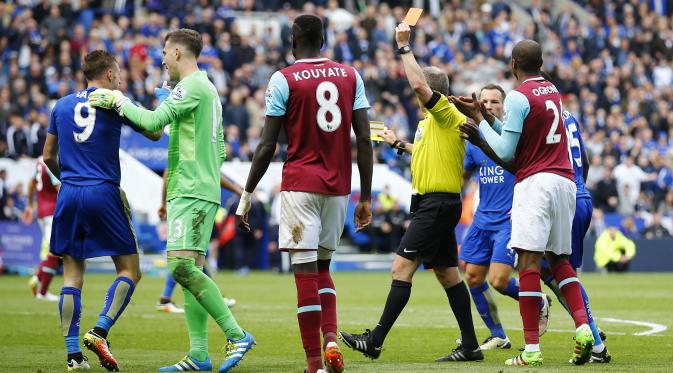 Jamie Vardy mendapat kartu kuning kedua saat melakukan diving di kotak penalti West Ham United, akhir pekan lalu. (Reuters / Darren Livepic)