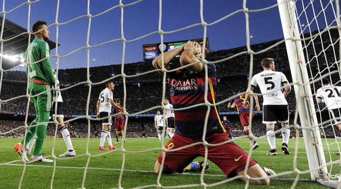 Bomber Barcelona, Luis Suarez, tampak frustasi gagal membobol gawang Valencia pada laga La Liga Spanyol di Stadion Camp Nou, Barcelona, Minggu (17/4/2016). Barca menelan kekalahan keempat pada lima laga terakhir. (AFP/Josep Lago)