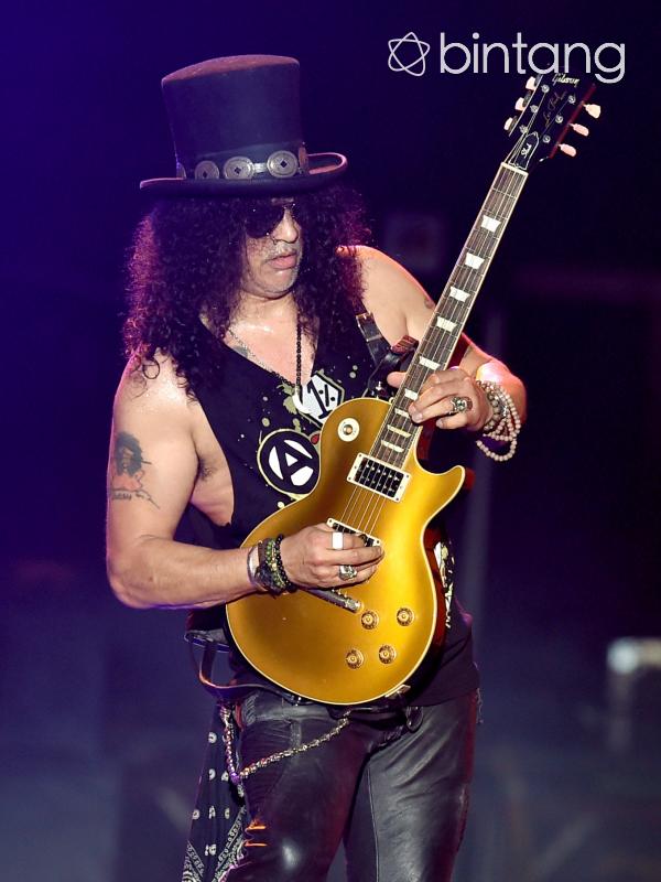 Gitaris Guns N' Roses, Slash ketika manggung di Coachella 2016. (AFP/Bintang.com)