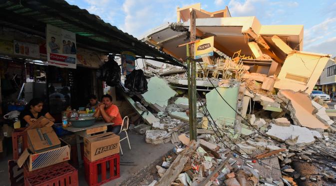 Gambar yang menunjukkan kehancuran di Manta, Ekuador, Minggu (17/4). Gempa dahsyat 7,8 SR yang mengguncang Ekuador menyebabkan 246 orang tewas dan 2.527 lainnya terluka.  (Luis ACOSTA/AFP)