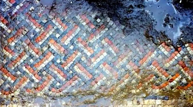 Lantai mosaik ini merupakan bagian dari vila mewah Romawi Kuno berusia 1400 tahun. (Sumber cuplikan video BBC)