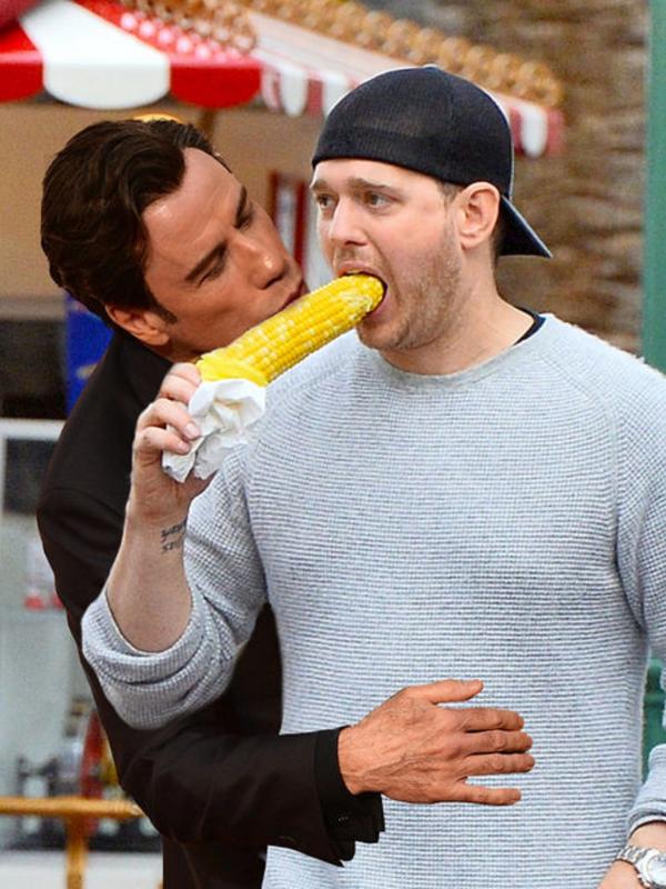 foto meme Michael Buble lagi makan jagung tersebar dan buat netizen Shock (via E!News)