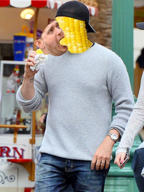 Foto Michael Buble makan jagung atau Jagung memakan Michael Buble (via E!News)