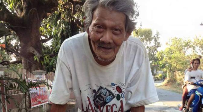 seorang kakek berusia 80 tahun bernama Manong Lauro asal Bitukang, Filipina berjalan sejauh 20 kilometer setiap harinya untuk menjajakan pasta udang. (sumber. Elitereaders.com)