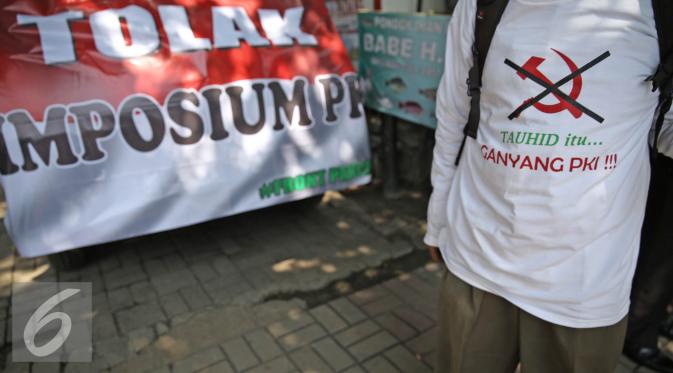 Massa aksi dari Front Pancasila bersiap menggelar aksi didepan Hotel Aryaduta, Jakarta, Senin (18/4). Mereka menolak Simposium PKI yang dapat dimanfaatkan menghidupkan kembali paham komunis. (Liputan6.com/Faizal Fanani)