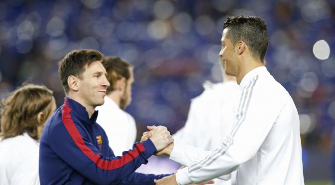 Lionel Messi (Barcelona/kiri) dan Cristiano Ronaldo (Real Madrid/kanan) berjabat tangan sebelum partai El Clasico (2/4/2016). Keduanya bakal menjadi penentu musim ini bagi tim masing-masing kala berebut trofi jawara La Liga 2015-2016.  (Reuters/Albert Gea