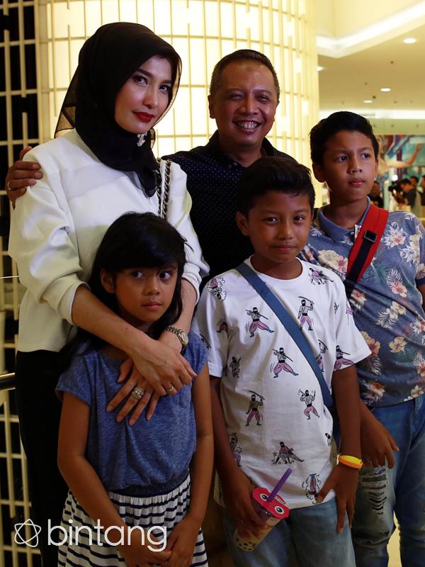 Arzetti Bilbina dan keluarganya. (Deki Prayoga/Bintang.com)