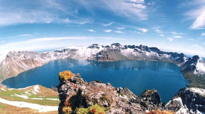 Gunung Paektu terletak di perbatasan Korut dengan Tiongkok (Wikipedia)