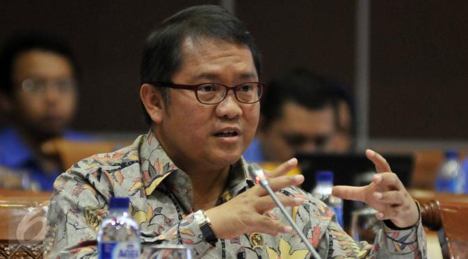 Menkominfo Rudiantara mengikuti Rapat Kerja dengan Komisi I DPR di Kompleks Parlemen, Senayan, Jakarta, Senin (18/4). Rapat tersebut salah satunya membahas mengenai laporan izin penyelenggaraan stasiun TV dan radio di Indonesia. (/Johan Tallo)