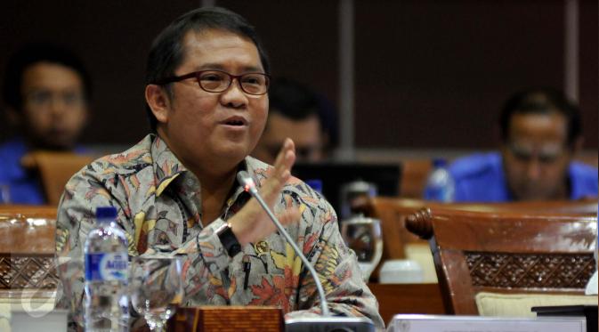 Menkominfo Rudiantara menghadiri Rapat Kerja dengan Komisi I DPR di Kompleks Parlemen, Senayan, Jakarta, Senin (18/4). Rapat tersebut salah satunya membahas mengenai laporan izin penyelenggaraan stasiun TV dan radio di Indonesia (/Johan Tallo)