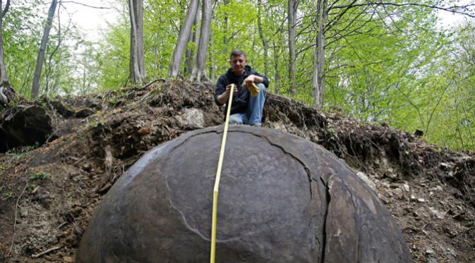 Bola raksasa menyerupai bola meriam dalam keadaan menonjol dari timbunan tanah memiliki diameter 2.1 hingga 3 meter. (news.discovery.com)